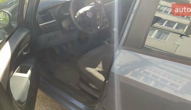 Синий Фиат Линеа, объемом двигателя 1.4 л и пробегом 123 тыс. км за 4800 $, фото 4 на Automoto.ua