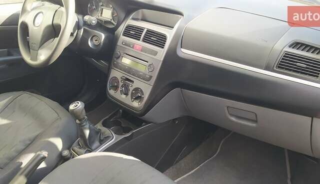 Синий Фиат Линеа, объемом двигателя 1.4 л и пробегом 123 тыс. км за 4800 $, фото 3 на Automoto.ua