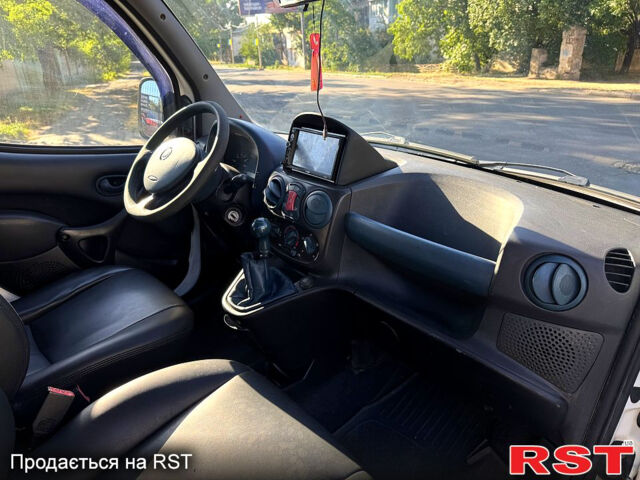 Белый Фиат Добло, объемом двигателя 1.9 л и пробегом 300 тыс. км за 2999 $, фото 9 на Automoto.ua