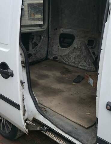 Белый Фиат Добло, объемом двигателя 1.3 л и пробегом 400 тыс. км за 3800 $, фото 5 на Automoto.ua