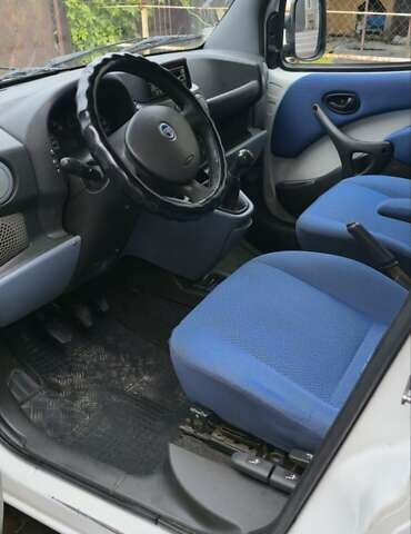 Белый Фиат Добло, объемом двигателя 1.3 л и пробегом 400 тыс. км за 3800 $, фото 3 на Automoto.ua