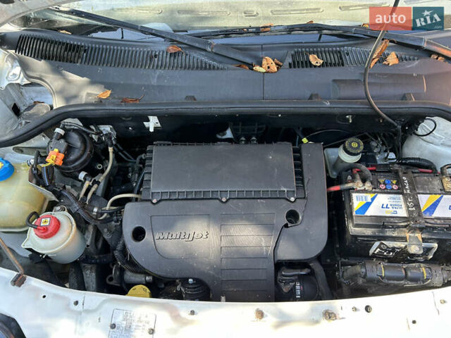 Белый Фиат Добло, объемом двигателя 1.3 л и пробегом 230 тыс. км за 4200 $, фото 4 на Automoto.ua