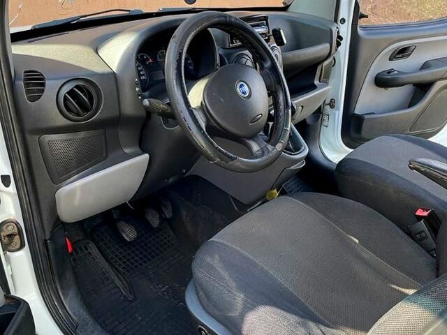 Белый Фиат Добло, объемом двигателя 1.3 л и пробегом 295 тыс. км за 4000 $, фото 7 на Automoto.ua