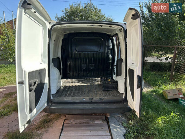 Белый Фиат Добло, объемом двигателя 1.3 л и пробегом 230 тыс. км за 4200 $, фото 7 на Automoto.ua