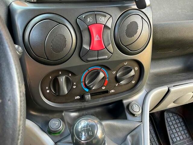 Белый Фиат Добло, объемом двигателя 1.3 л и пробегом 295 тыс. км за 4000 $, фото 5 на Automoto.ua