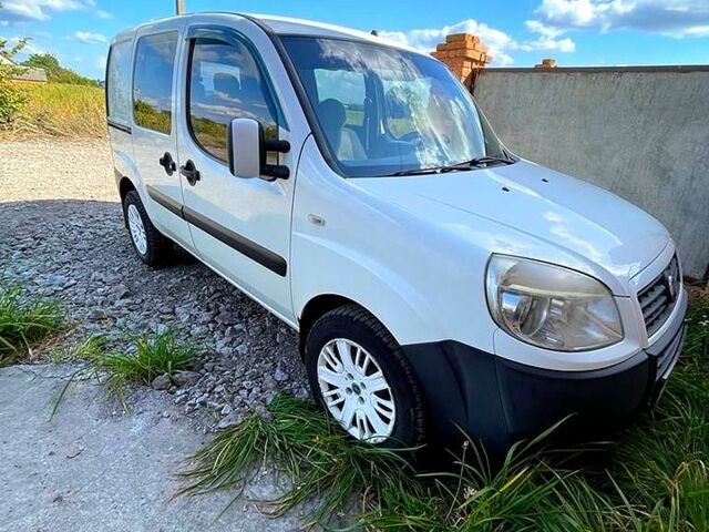 Белый Фиат Добло, объемом двигателя 1.3 л и пробегом 295 тыс. км за 4000 $, фото 1 на Automoto.ua