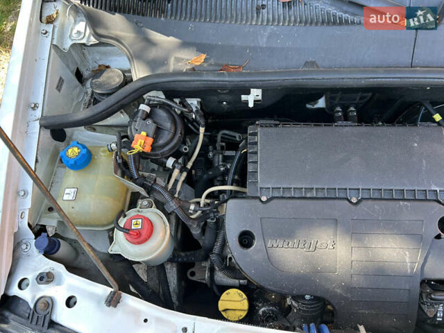 Белый Фиат Добло, объемом двигателя 1.3 л и пробегом 230 тыс. км за 4200 $, фото 3 на Automoto.ua