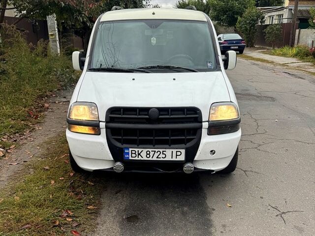 Белый Фиат Добло, объемом двигателя 1.2 л и пробегом 250 тыс. км за 3500 $, фото 2 на Automoto.ua