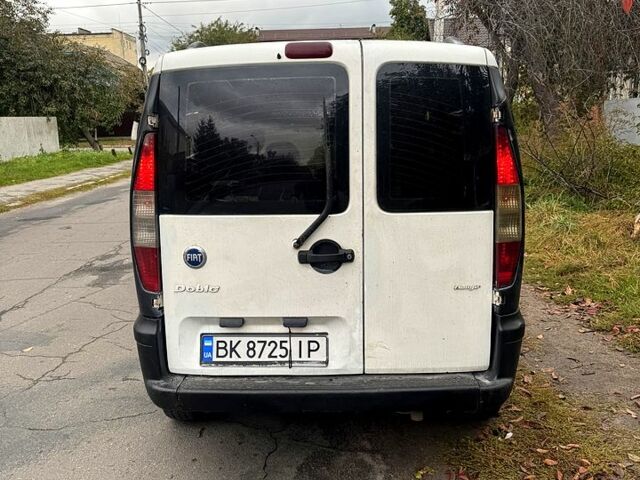 Белый Фиат Добло, объемом двигателя 1.2 л и пробегом 250 тыс. км за 3500 $, фото 4 на Automoto.ua