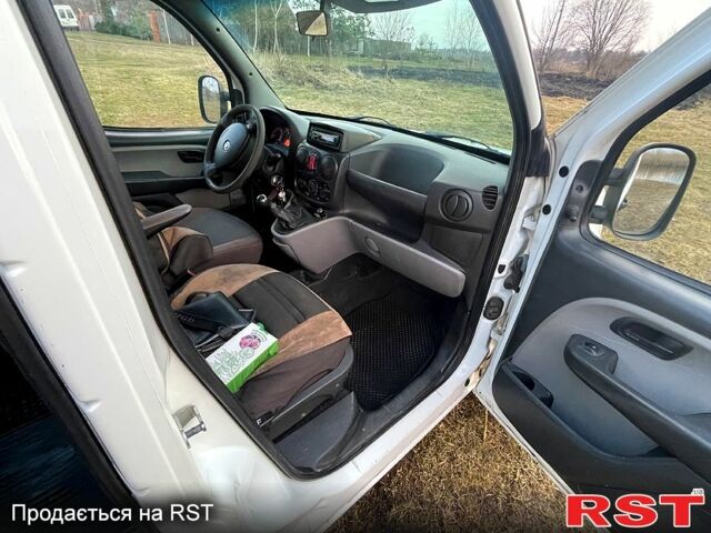 Белый Фиат Добло, объемом двигателя 1.2 л и пробегом 260 тыс. км за 4500 $, фото 5 на Automoto.ua
