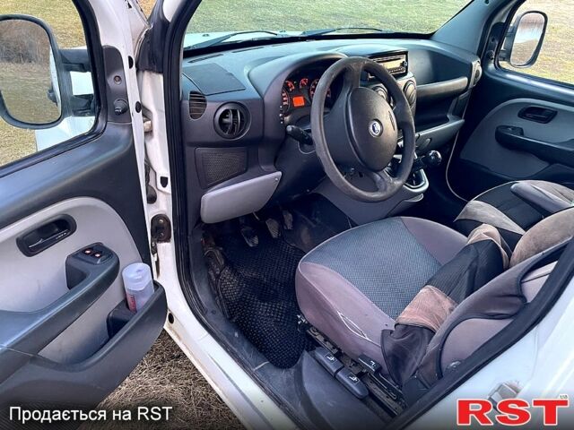 Белый Фиат Добло, объемом двигателя 1.2 л и пробегом 260 тыс. км за 4500 $, фото 4 на Automoto.ua