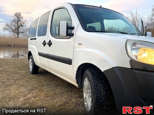 Белый Фиат Добло, объемом двигателя 1.2 л и пробегом 260 тыс. км за 4500 $, фото 2 на Automoto.ua