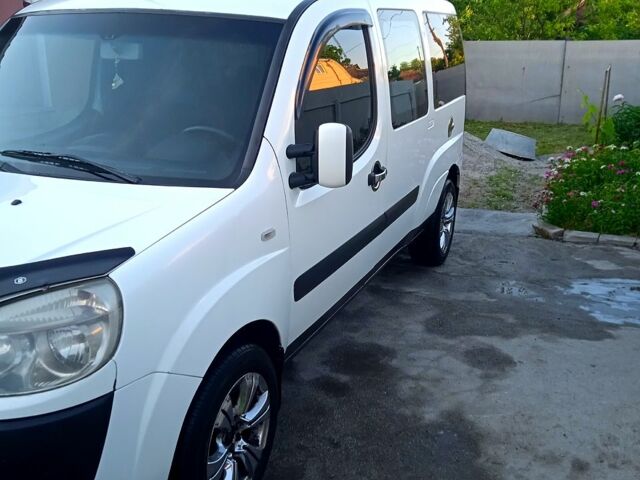 Белый Фиат Добло, объемом двигателя 1.9 л и пробегом 387 тыс. км за 5500 $, фото 1 на Automoto.ua