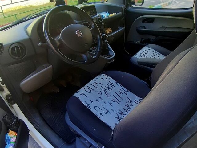 Белый Фиат Добло, объемом двигателя 1.3 л и пробегом 380 тыс. км за 5000 $, фото 1 на Automoto.ua