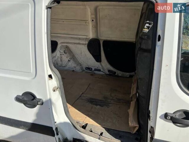 Белый Фиат Добло, объемом двигателя 1.4 л и пробегом 280 тыс. км за 3300 $, фото 7 на Automoto.ua