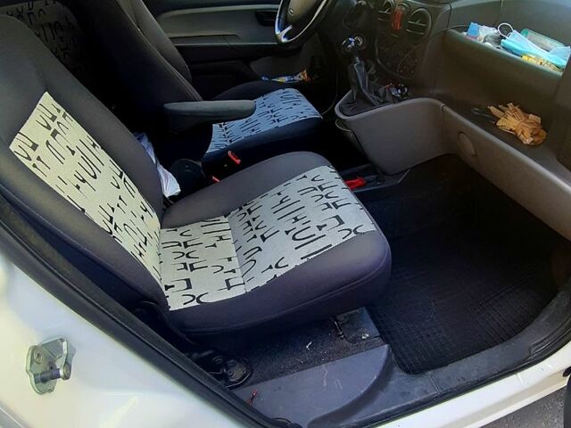 Белый Фиат Добло, объемом двигателя 1.3 л и пробегом 380 тыс. км за 5000 $, фото 5 на Automoto.ua