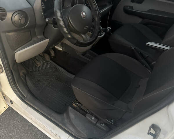 Белый Фиат Добло, объемом двигателя 1.9 л и пробегом 280 тыс. км за 3800 $, фото 12 на Automoto.ua