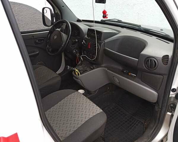 Белый Фиат Добло, объемом двигателя 1.6 л и пробегом 280 тыс. км за 3000 $, фото 2 на Automoto.ua