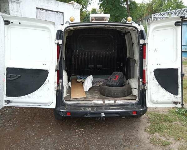 Белый Фиат Добло, объемом двигателя 1.6 л и пробегом 280 тыс. км за 3000 $, фото 3 на Automoto.ua