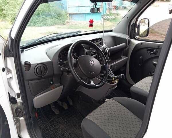 Белый Фиат Добло, объемом двигателя 1.6 л и пробегом 280 тыс. км за 3000 $, фото 1 на Automoto.ua