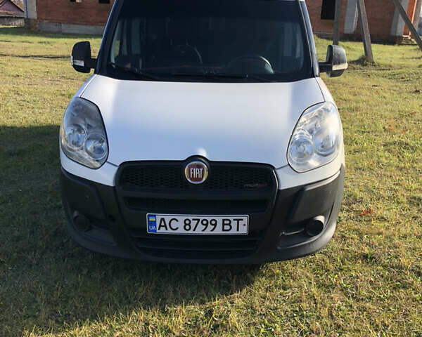 Белый Фиат Добло, объемом двигателя 1.25 л и пробегом 300 тыс. км за 4400 $, фото 1 на Automoto.ua