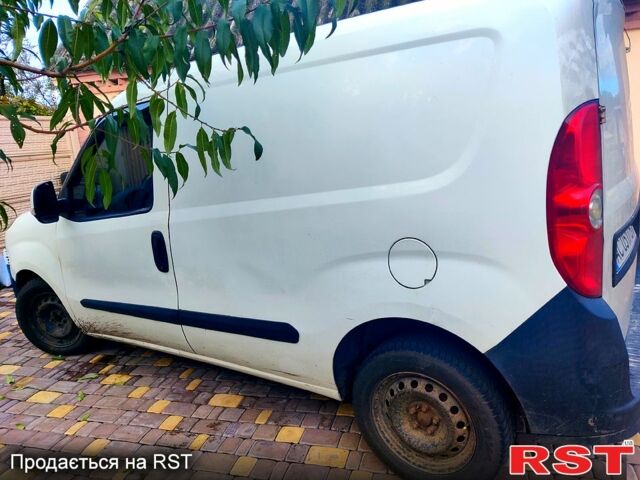 Белый Фиат Добло, объемом двигателя 1.2 л и пробегом 360 тыс. км за 3200 $, фото 1 на Automoto.ua