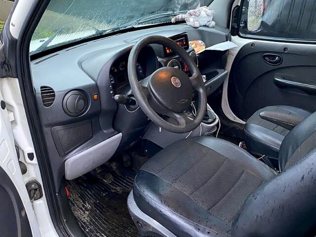 Белый Фиат Добло, объемом двигателя 1.2 л и пробегом 245 тыс. км за 3600 $, фото 6 на Automoto.ua