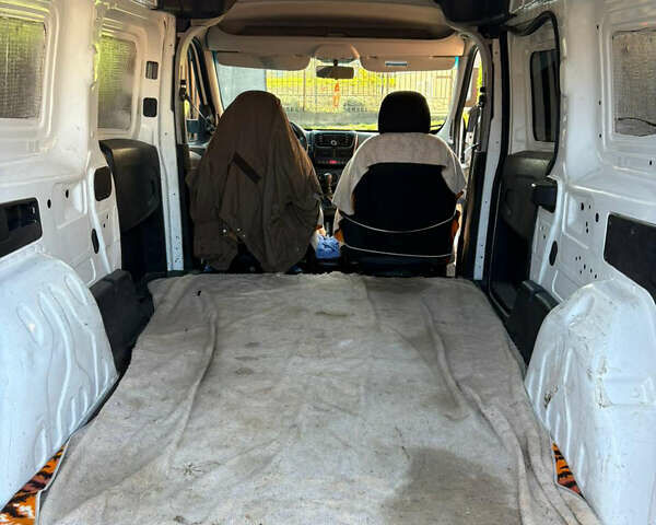 Белый Фиат Добло, объемом двигателя 1.6 л и пробегом 270 тыс. км за 5250 $, фото 9 на Automoto.ua