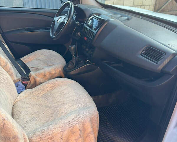 Белый Фиат Добло, объемом двигателя 1.6 л и пробегом 270 тыс. км за 5250 $, фото 7 на Automoto.ua