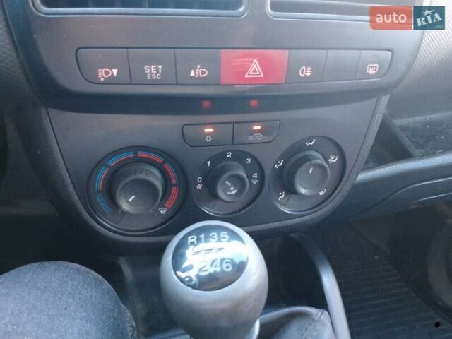 Белый Фиат Добло, объемом двигателя 1.6 л и пробегом 255 тыс. км за 3700 $, фото 8 на Automoto.ua