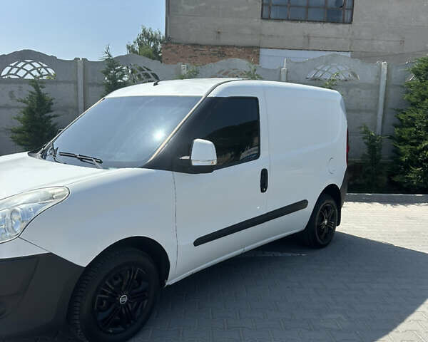 Белый Фиат Добло, объемом двигателя 1.3 л и пробегом 325 тыс. км за 6700 $, фото 2 на Automoto.ua