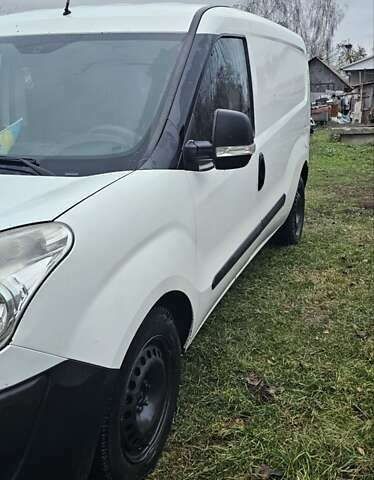 Белый Фиат Добло, объемом двигателя 1.6 л и пробегом 230 тыс. км за 5600 $, фото 1 на Automoto.ua