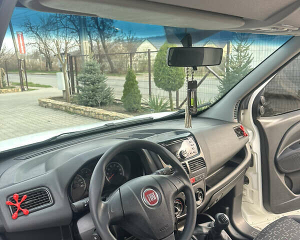 Белый Фиат Добло, объемом двигателя 1.3 л и пробегом 325 тыс. км за 6700 $, фото 10 на Automoto.ua