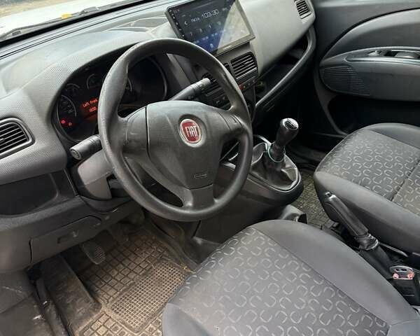 Белый Фиат Добло, объемом двигателя 1.25 л и пробегом 291 тыс. км за 5500 $, фото 2 на Automoto.ua