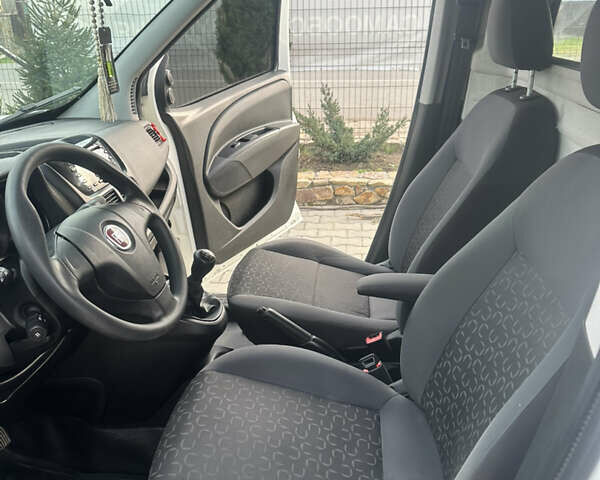 Белый Фиат Добло, объемом двигателя 1.3 л и пробегом 325 тыс. км за 6700 $, фото 12 на Automoto.ua