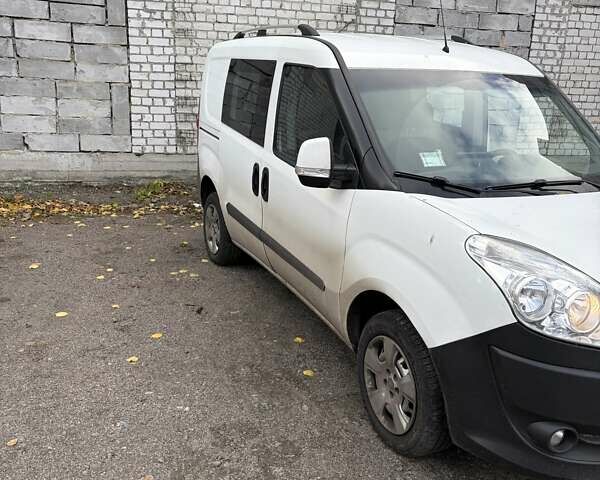 Белый Фиат Добло, объемом двигателя 1.25 л и пробегом 291 тыс. км за 5500 $, фото 3 на Automoto.ua