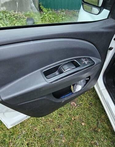 Белый Фиат Добло, объемом двигателя 1.6 л и пробегом 230 тыс. км за 5600 $, фото 11 на Automoto.ua