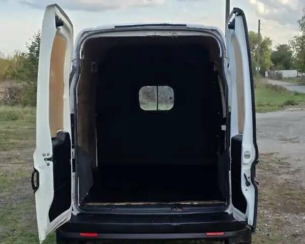 Белый Фиат Добло, объемом двигателя 1.6 л и пробегом 196 тыс. км за 5700 $, фото 6 на Automoto.ua