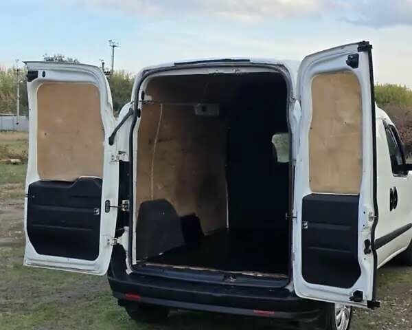 Белый Фиат Добло, объемом двигателя 1.6 л и пробегом 196 тыс. км за 5700 $, фото 7 на Automoto.ua