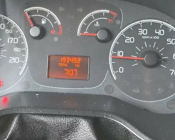 Белый Фиат Добло, объемом двигателя 1.6 л и пробегом 196 тыс. км за 5700 $, фото 3 на Automoto.ua