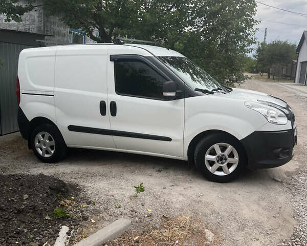 Белый Фиат Добло, объемом двигателя 1.25 л и пробегом 210 тыс. км за 5000 $, фото 2 на Automoto.ua