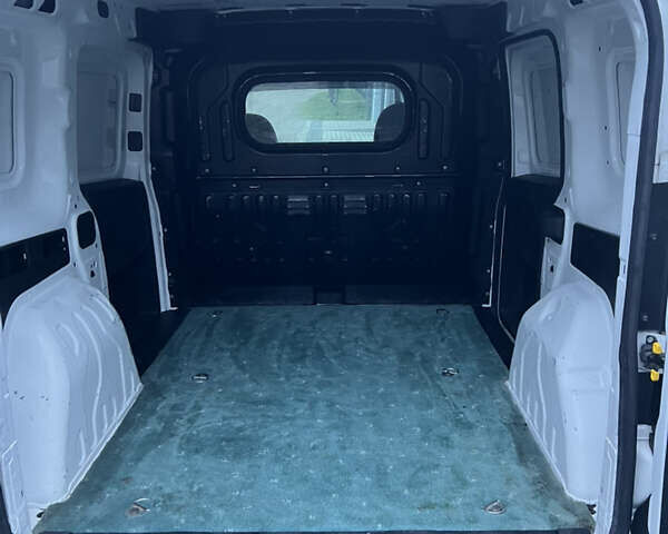 Белый Фиат Добло, объемом двигателя 1.25 л и пробегом 210 тыс. км за 5000 $, фото 17 на Automoto.ua