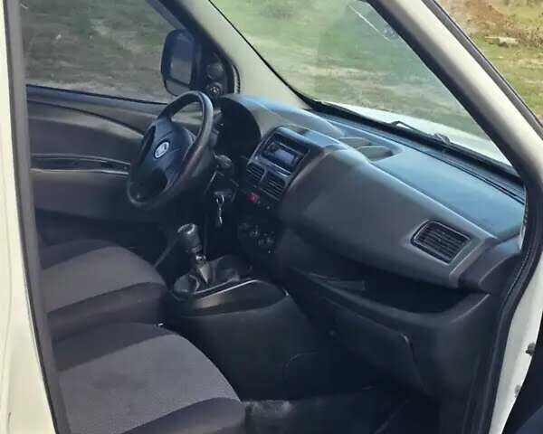 Белый Фиат Добло, объемом двигателя 1.6 л и пробегом 196 тыс. км за 5700 $, фото 10 на Automoto.ua