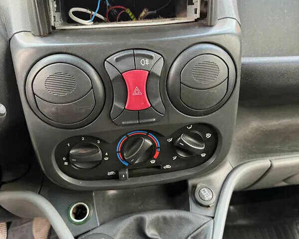 Белый Фиат Добло, объемом двигателя 1.2 л и пробегом 167 тыс. км за 5000 $, фото 4 на Automoto.ua