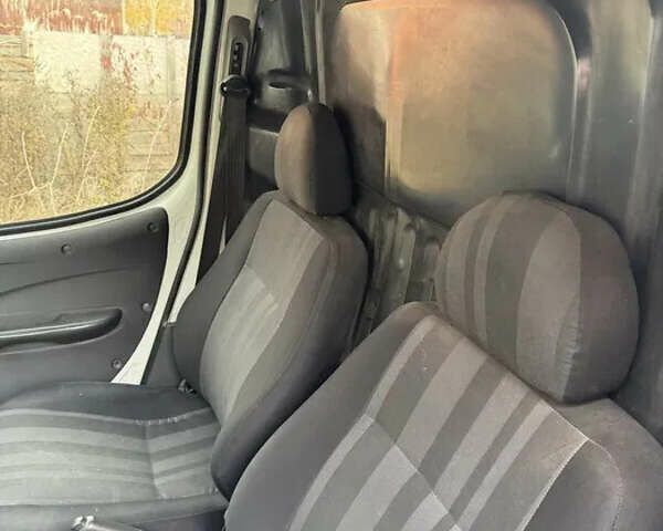 Белый Фиат Добло, объемом двигателя 1.2 л и пробегом 167 тыс. км за 5000 $, фото 20 на Automoto.ua
