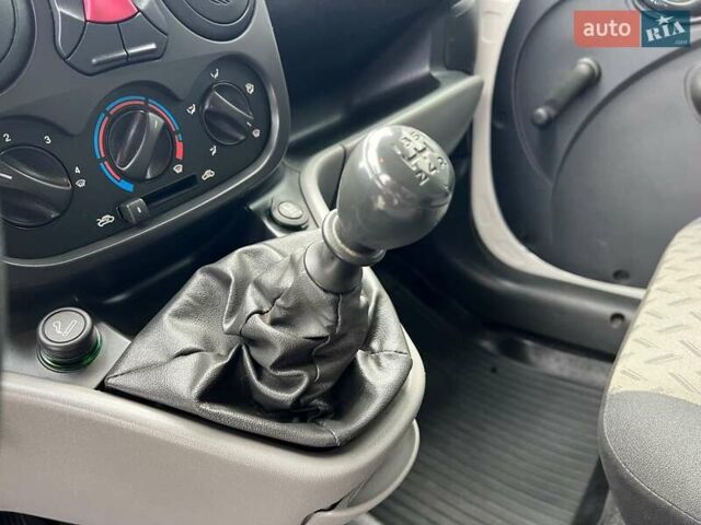 Белый Фиат Добло, объемом двигателя 1.4 л и пробегом 138 тыс. км за 5300 $, фото 8 на Automoto.ua