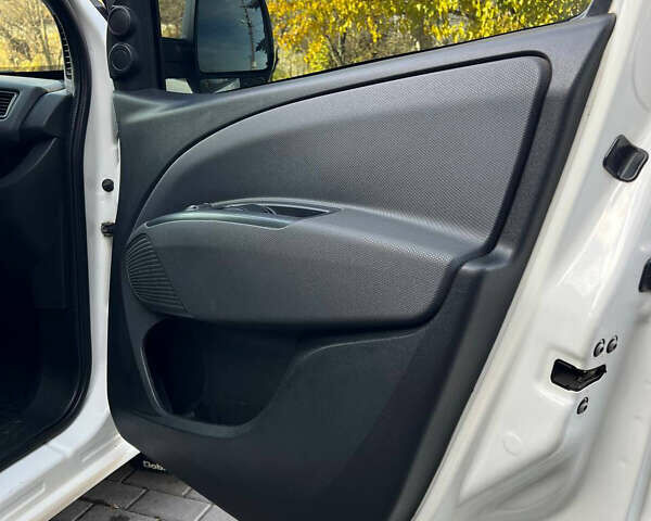 Белый Фиат Добло, объемом двигателя 1.6 л и пробегом 230 тыс. км за 7500 $, фото 19 на Automoto.ua