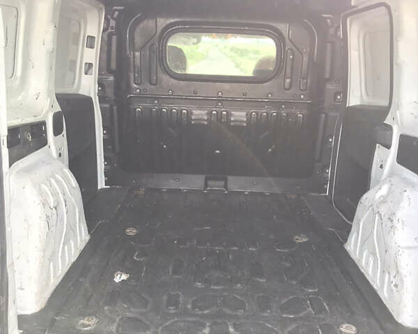 Белый Фиат Добло, объемом двигателя 1.6 л и пробегом 355 тыс. км за 5700 $, фото 10 на Automoto.ua