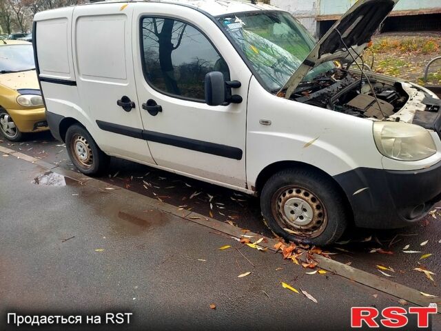 Белый Фиат Добло, объемом двигателя 1.2 л и пробегом 215 тыс. км за 2800 $, фото 1 на Automoto.ua