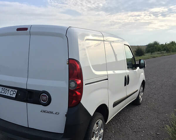 Белый Фиат Добло, объемом двигателя 1.6 л и пробегом 355 тыс. км за 5700 $, фото 3 на Automoto.ua